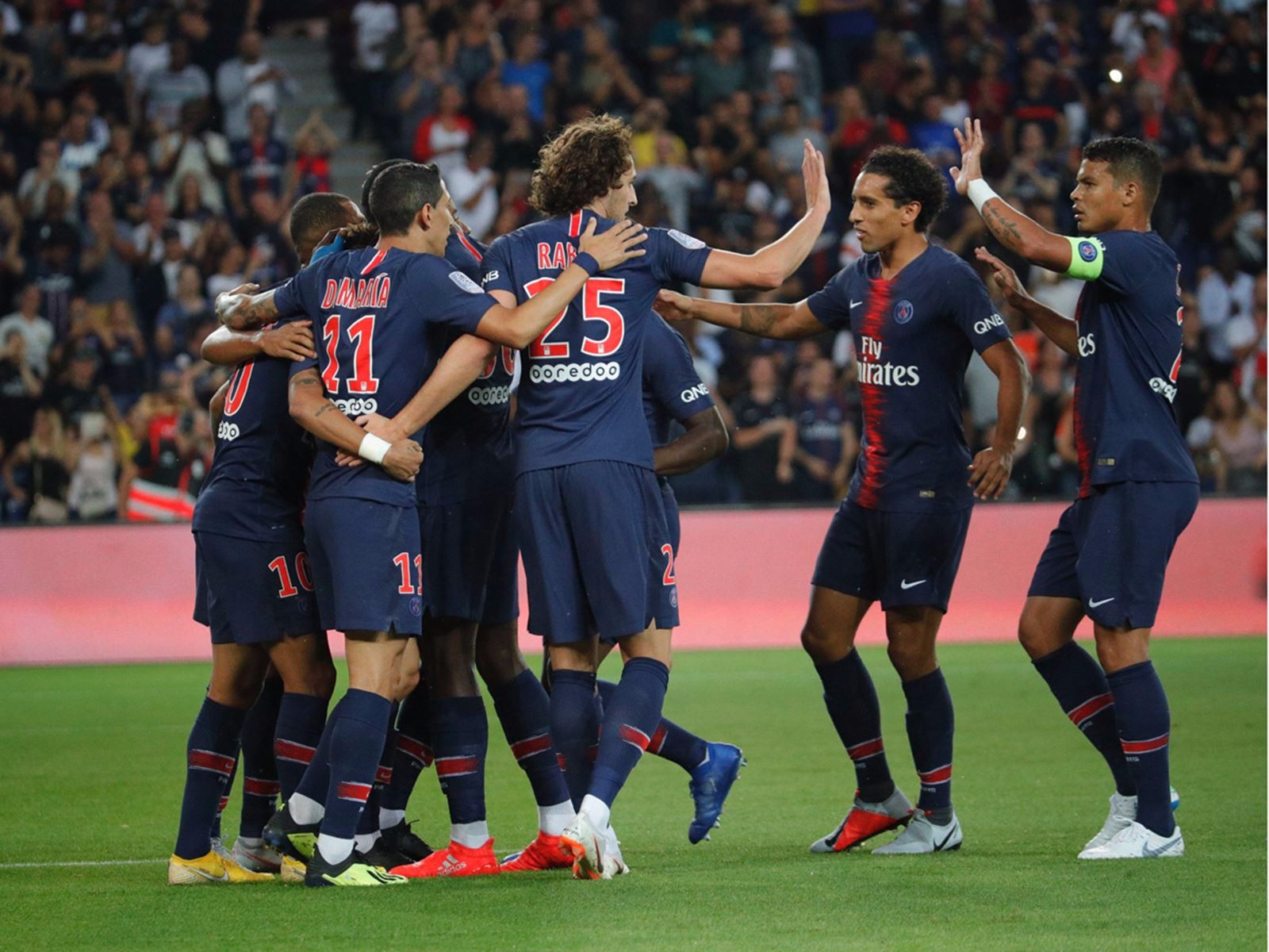 时尚耳机海报设计_数据线电子产品系列海报设计